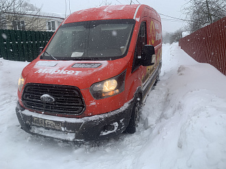Закопался прям на дороге ! Под колесами лед , яма около 10 см , не вперед не назад не могу выехать вытащить застрявшую машину Форд транзит
