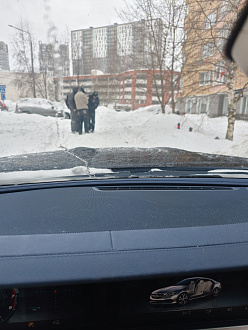 Колее возле дома. вытащить застрявшую машину Мерседес.