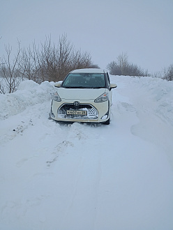 На дороге 5 километров от асфальта. вытащить застрявшую машину Тойота сиента.
