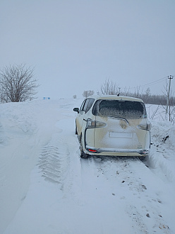 На дороге 5 километров от асфальта. вытащить застрявшую машину Тойота сиента.