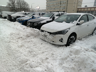  прошу помочь вытащить машину из сугроба - дернуть пару метров, снег под днищем, сама не смогла откопаться, лопата есть вытащить застрявшую машину Hyundai Solaris 