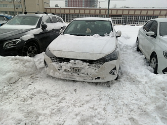  прошу помочь вытащить машину из сугроба - дернуть пару метров, снег под днищем, сама не смогла откопаться, лопата есть вытащить застрявшую машину Hyundai Solaris 