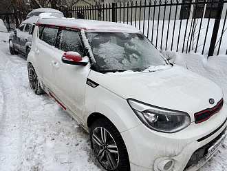 Застрял на машине. Пытался припарковаться, правое переднее колесо попало в ледяную яму. Пробовали толкать сзади, не получилось. Спереди припаркованный автомобиль в ~2х метрах. Сзади пока никого нет. Можете помочь пожалуйста! вытащить застрявшую машину Kia