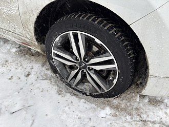 Застрял на машине. Пытался припарковаться, правое переднее колесо попало в ледяную яму. Пробовали толкать сзади, не получилось. Спереди припаркованный автомобиль в ~2х метрах. Сзади пока никого нет. Можете помочь пожалуйста! вытащить застрявшую машину Kia