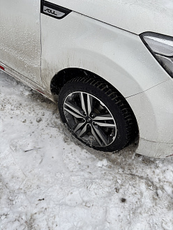 Застрял на машине. Пытался припарковаться, правое переднее колесо попало в ледяную яму. Пробовали толкать сзади, не получилось. Спереди припаркованный автомобиль в ~2х метрах. Сзади пока никого нет. Можете помочь пожалуйста! вытащить застрявшую машину Kia
