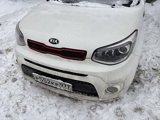Застрял на машине. Пытался припарковаться, правое переднее колесо попало в ледяную яму. Пробовали толкать сзади, не получилось. Спереди припаркованный автомобиль в ~2х метрах. Сзади пока никого нет. Можете помочь пожалуйста! вытащить застрявшую машину Kia