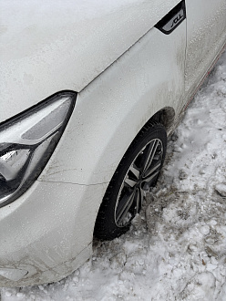 Застрял на машине. Пытался припарковаться, правое переднее колесо попало в ледяную яму. Пробовали толкать сзади, не получилось. Спереди припаркованный автомобиль в ~2х метрах. Сзади пока никого нет. Можете помочь пожалуйста! вытащить застрявшую машину Kia