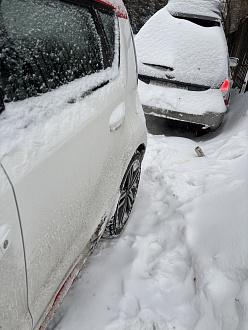 Застрял на машине. Пытался припарковаться, правое переднее колесо попало в ледяную яму. Пробовали толкать сзади, не получилось. Спереди припаркованный автомобиль в ~2х метрах. Сзади пока никого нет. Можете помочь пожалуйста! вытащить застрявшую машину Kia
