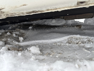 Застрял на машине. Пытался припарковаться, правое переднее колесо попало в ледяную яму. Пробовали толкать сзади, не получилось. Спереди припаркованный автомобиль в ~2х метрах. Сзади пока никого нет. Можете помочь пожалуйста! вытащить застрявшую машину Kia