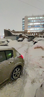 прошу помощи, нужно дёрнуть машины. сидит на брюхе на льду.  вытащить застрявшую машину nissan tiida