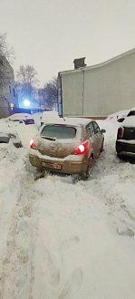прошу помощи, нужно дёрнуть машины. сидит на брюхе на льду.  вытащить застрявшую машину nissan tiida