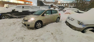 прошу помощи, нужно дёрнуть машины. сидит на брюхе на льду.  вытащить застрявшую машину nissan tiida