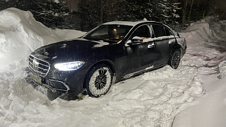 помогите, сдавал задом и стащило с дороги. Засел не сильно. Справится любой кроссовер. Тащить по прямой. Помех нет.  вытащить застрявшую машину Мерседес