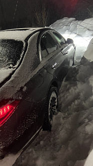 помогите, сдавал задом и стащило с дороги. Засел не сильно. Справится любой кроссовер. Тащить по прямой. Помех нет.  вытащить застрявшую машину Мерседес