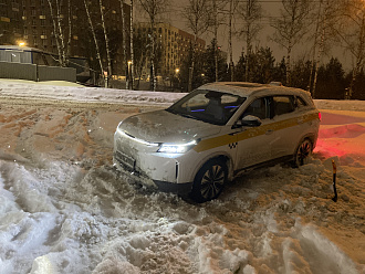 Застрял в ледяной колее, вроде сел на брюхо. Площадка немного ограничена но заехать можно. Дорога метров в 10-20. Чистили парковку и оставили колею. вытащить застрявшую машину Evolute I-space