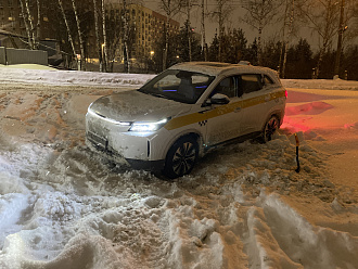 Застрял в ледяной колее, вроде сел на брюхо. Площадка немного ограничена но заехать можно. Дорога метров в 10-20. Чистили парковку и оставили колею. вытащить застрявшую машину Evolute I-space