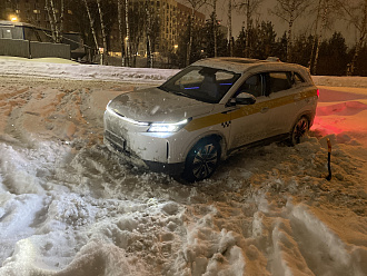 Застрял в ледяной колее, вроде сел на брюхо. Площадка немного ограничена но заехать можно. Дорога метров в 10-20. Чистили парковку и оставили колею. вытащить застрявшую машину Evolute I-space