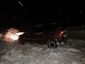Застрял на подъёме заснеженном, утащила в сторону до света. вытащить застрявшую машину Лада.