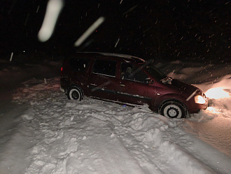 Застрял на подъёме заснеженном, утащила в сторону до света. вытащить застрявшую машину Лада.