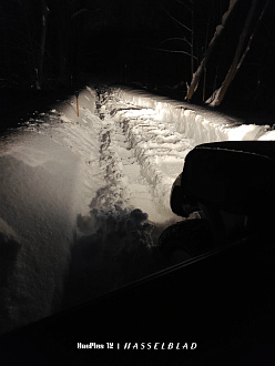 Застрял в колее на дачной дороге .Патруль на 35х колесах нужна машине не меньше весом и колесами вытащить застрявшую машину Ниссан