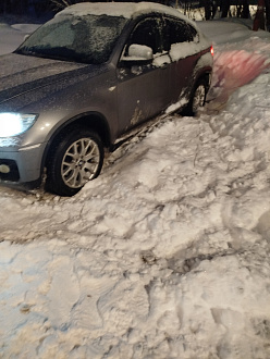 Застрял в снегу поперек дороги. Надо тащить в бок. вытащить застрявшую машину БМВ х6