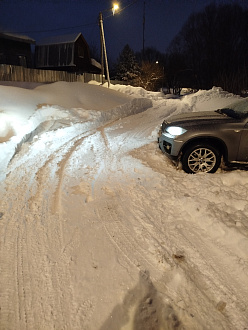 Застрял в снегу поперек дороги. Надо тащить в бок. вытащить застрявшую машину БМВ х6
