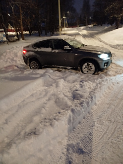 Застрял в снегу поперек дороги. Надо тащить в бок. вытащить застрявшую машину БМВ х6