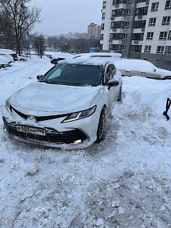 Машина легла на снег вытащить застрявшую машину Тойота