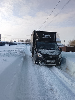 помогите, застрял машину гружонная , газель 4.20, груженный 2.3 тонны мебели застрял у частного дома  вытащить застрявшую машину Газел 