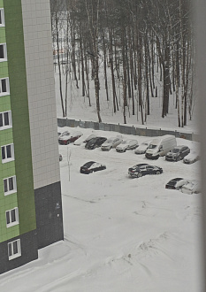 Застряла на парковке между домами,села на пузо,на ледыху с правой стороны вытащить застрявшую машину Фольксваген пассат