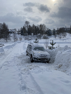 застрял на подъеме машину снесло чуть влево. дорога чищена вытащить застрявшую машину лада ларгус