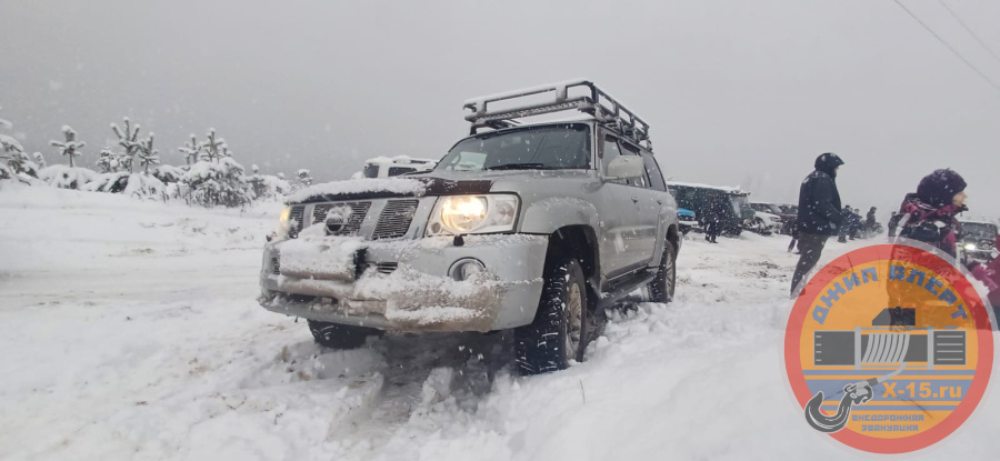 фото застрявшего Nissan patrol y61 