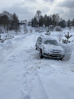 застрял на подъеме машину снесло чуть влево. дорога чищена вытащить застрявшую машину лада ларгус