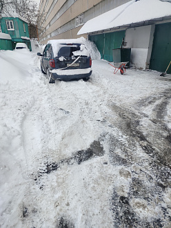 помогите, сломался авто. Дотащить 200 до сервиса. Надо тяжелая машина на шипах. Мт резина не тянет в горочку вытащить застрявшую машину Крайслер