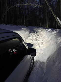 Не могу подняться в небольшую гору, закапываюсь вытащить застрявшую машину Suzuki
