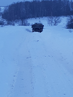 Ехал. Ну, это вроде как полевая дорога. Улица лесная, ближайшая деревня. Алфимово. Ехал в сторону 108 вёл навигатор. Перестали чистить просто посреди дороги, и у меня шестиметровая газель. Ня. Получилось развернуться и сдать назад в гору. Не могу выехать уже led, тем более темно. Не вижу уже. вытащить застрявшую машину Газель бизнес.