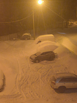помогите, во дворе парковался. Сам не знаю как застрял. Там видимо лёд был под снегом. Надо немножко дёрнуть тросом.  вытащить застрявшую машину Hyundai Santa Fe