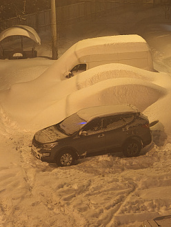 помогите, во дворе парковался. Сам не знаю как застрял. Там видимо лёд был под снегом. Надо немножко дёрнуть тросом.  вытащить застрявшую машину Hyundai Santa Fe