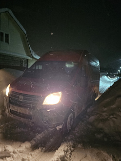 прошу помощи, в связи с погодными условия в снт не чищено оказалось. Но уже было поздно помогите готов оплатить полный бак вытащить застрявшую машину Газель