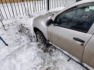 помогите пожалуйста,   вытащить застрявшую машину Renault