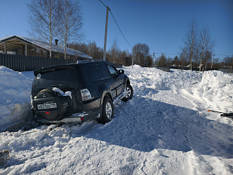 Свалился в дренажную канаву. Лебедка сдохла. Нужен авто с лебедкой или что-то сопоставимое по весу с Паджеро 4, дёрнуть стропой назад. Такелаж есть. вытащить застрявшую машину Митсубиси Паджеро 