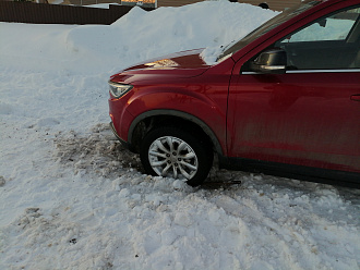 Машина не может выехать из ямы, дорога расчищена, но села передним колесом в яму. вытащить застрявшую машину FAW besturn x40