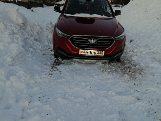 Машина не может выехать из ямы, дорога расчищена, но села передним колесом в яму. вытащить застрявшую машину FAW besturn x40