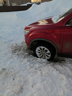 Машина не может выехать из ямы, дорога расчищена, но села передним колесом в яму. вытащить застрявшую машину FAW besturn x40