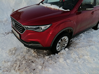 Машина не может выехать из ямы, дорога расчищена, но села передним колесом в яму. вытащить застрявшую машину FAW besturn x40