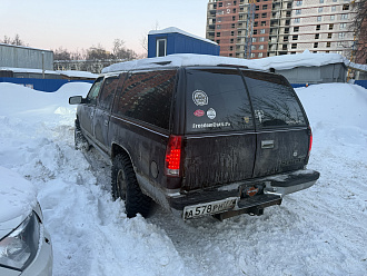 помогите пожалуйста,  застрял на парковке. Полный привод не включается (отрыгнул актуатор). Пытаюсь выехать битый час в раскачку. Лед под колесами. Либо тросом либо лебедкой вытащить застрявшую машину Chevrolet Suburban GMT400