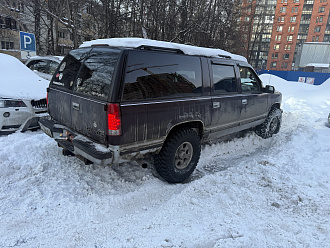 помогите пожалуйста,  застрял на парковке. Полный привод не включается (отрыгнул актуатор). Пытаюсь выехать битый час в раскачку. Лед под колесами. Либо тросом либо лебедкой вытащить застрявшую машину Chevrolet Suburban GMT400