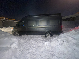 Застрял в ГСК коммунарка. Сел на а запаску под днищем, вокруг на копался, туда подлезть не могу. Весь день сегодня с лопатами, уже сил нет. Помогите пожалуйста дернуть вытащить застрявшую машину Соллерс Атлант