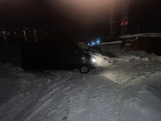 Застрял в ГСК коммунарка. Сел на а запаску под днищем, вокруг на копался, туда подлезть не могу. Весь день сегодня с лопатами, уже сил нет. Помогите пожалуйста дернуть вытащить застрявшую машину Соллерс Атлант