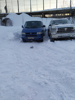 Прошу помощи, попал одним задним колесом в расшлифованную кем то до меня ямку. Начал крутить передними колесами стал закапываться. Сзади к машине не подойти чтоб растолкать.  вытащить застрявшую машину Фольксваген Т4
